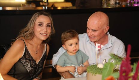  Roxana Serna y Tomás Alcalde con su nieta Jacinta Herrera.