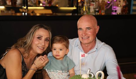  Roxana Serna y Tomás Alcalde con su nieta Jacinta Herrera.