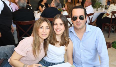  Anna Astrid Navarro con sus hijos Anna Astrid Delgado y Jürgen Mebius.