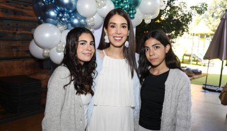 Martina Ávila, Mari Tere Torres y Victoria Ávila.