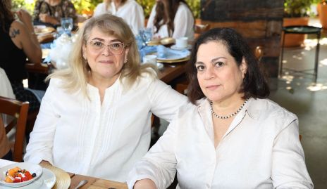  Cristina Santibáñez y Guadalupe Contreras.