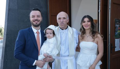  Gerardo Treviño, Antonella Treviño, Pbro. Antonio Martínez y Sofía Muñiz.