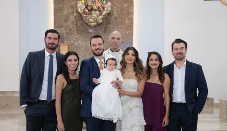 Antonella con sus papás Gerardo Treviño y Sofía Muñiz, sus padrinos Polo Córdova, ilse Lázaro, Fernanda García y Andrés Muñiz y el Padre Antonio Martínez.