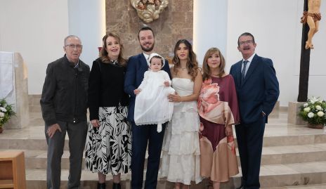  Antonella con sus papás Guillermo Treviño y Sofía Muñiz y sus abuelos Gerardo Treviño, Beatriz Ortuño, Cristina Córdova y Guillermo Muñiz.