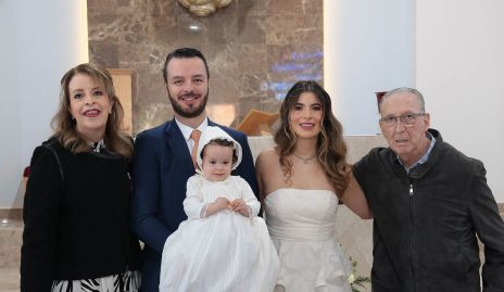  Beatriz de Treviño, Gerardo Treviño, Sofía Muñiz y Guillermo Treviño con Antonella.