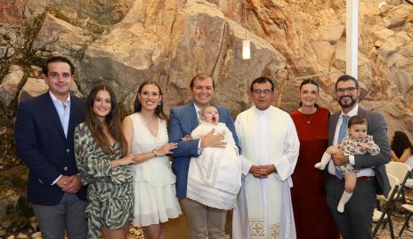  Jesús González, Sofía Medina Del Valle, Luli Medina, Ricardo Landa, Padre Chava, Andrea Maza, Gonzalo Gallardo y Macarena Gallardo con Andrés. 