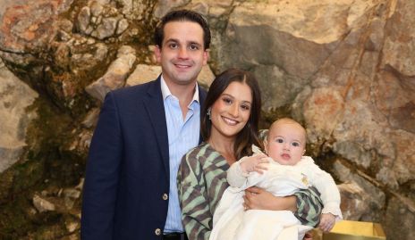  Jesús González y Sofía Medina Del Valle con su ahijado Andrés Landa.