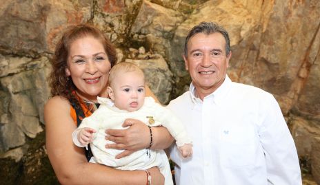  Josefina Carlini y Rafael Landa con su nieto Andrés Landa.