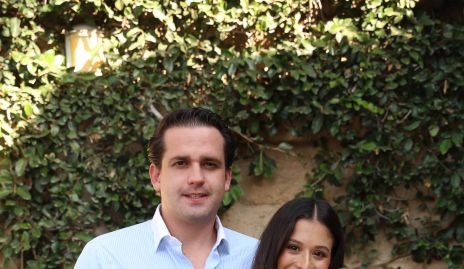  Jesús González y Sofía Medina Del Valle con su ahijado Andrés Landa.