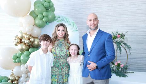  Humberto Pérez y Marilú Paredes con sus hijos Humberto y María José.