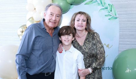  Manuel Paredes y Marilú González con su nieto Humberto Pérez.