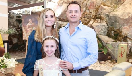  Paulina Tello y Manolo Paredes con su ahijada María José.