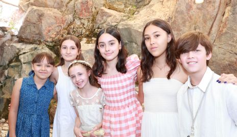  Mará José y Humberto con sus amigos.