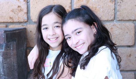  Regina del Camino y Paola Roa.