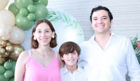  Eugenia Muriel y Alejandro Paredes con su ahijado Humberto Pérez.