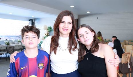  Gustavo Flores, Marcela Guerra y Daniela Flores.