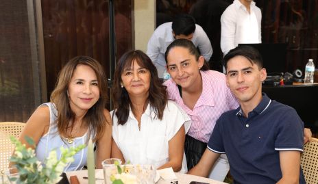  Claudia de Ávila, Lucía de Ávila, María José López y Rodolfo López.