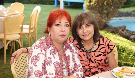  Elia Bravo y Gabriela López.