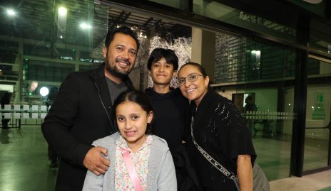  Francisco Mendoza y Ana Preciado con sus hijos María y Tito.
