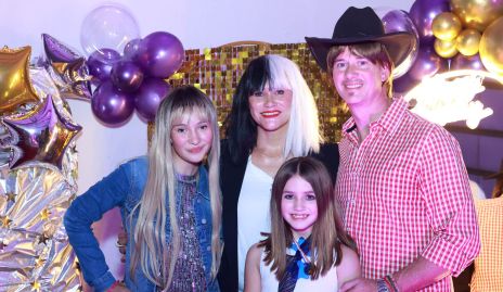  Maximiliano de Alba, Máxima de Alba, Danae Enríquez y Catalina de Alba.