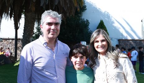  Manuel Villanueva, Iker Villanueva y Montserrat García.