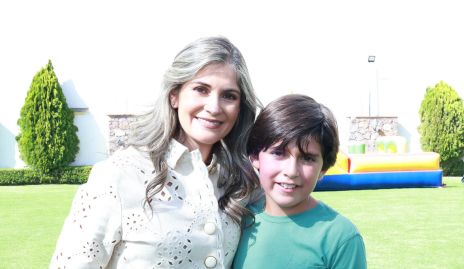 Montserrat García y su hijo Iker Villanueva.
