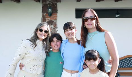  Montse García, Iker Villanueva, Paola, Inés y Ema Soto.