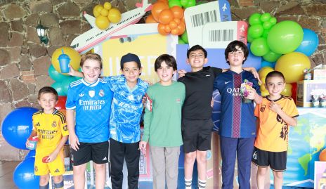  Iker Villanueva y sus amigos.