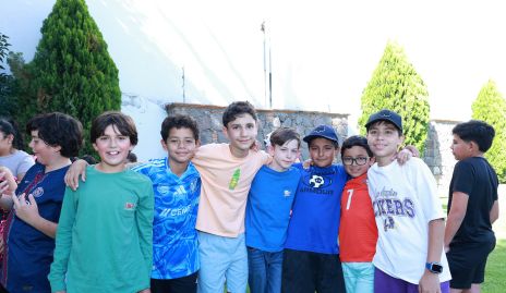  Iker Villanueva y sus amigos.