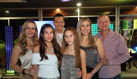  Alexia Torres y Miranda Garza con sus papás.