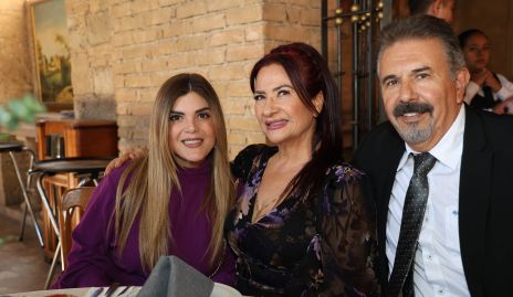  Paola Flores, María Antonia Contreras y Edgar Flores.