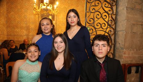  Carla, Mili, Melanie, Nelly y José.