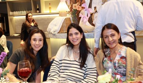  Teresa Mancilla, Maribel Rodríguez y Elizabeth Hernández.