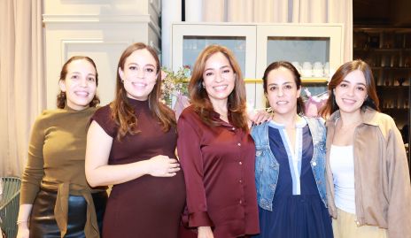  Sofía Torres, Fernanda Torres, Ana Luisa Acosta, Anaisa Torres y Eugenia Torres