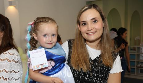  Ana Victoria Paredes y Paulina Tello.