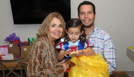  Mónica Corona, Camila Castillo Borbolla y  Juan Pablo Castillo.
