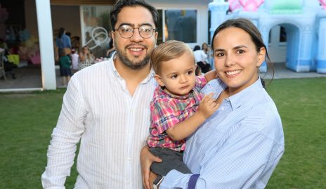  Alfonso García y Cecy Dávila con su hijo Diego.