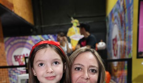  Marina Caballero y Gaby Rosillo.