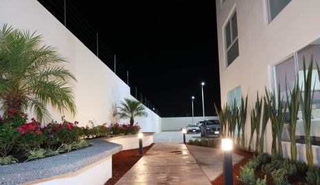  Andador posterior del edificio.