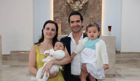  Susana Schekaiban y Héctor Hernández con sus hijos Santiago y Emilia.