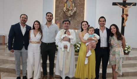  Santiago con sus papás y padrinos, José Luis Schekaiban, Ana Foyo, José Eduardo Schekaiban, Susana Schekaiban, Héctor Hernández, Jimena Hernández y el sacerdote.
