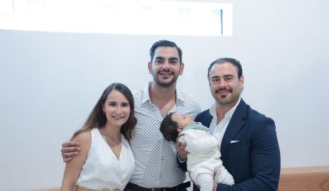  José Eduardo Schekaiban, Ana Foyo y José Luis Schekaiban con su ahijado Santiago.