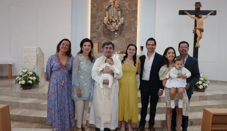  Santiago con sus papás, abuelos y el padre Estéfano, Susana Salgado, Rosy Vázquez, Susana Shcekaiban, Héctor, Jimena y Héctor Hernández.