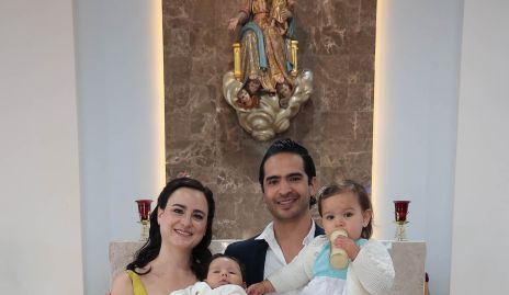 Susana Schekaiban y Héctor Hernández con sus hijos Santiago y Emilia.