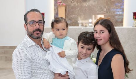  Agustín Salgado, Emilia Hernández, Matías y Mila Salgado.