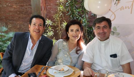  Héctor Hernández, Rosy Vázquez y Pbro. Estéfano.