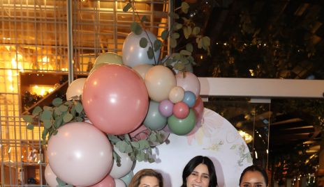  Marijó con su suegra Lorena González de de la Parra y su mamá Laura Acosta.