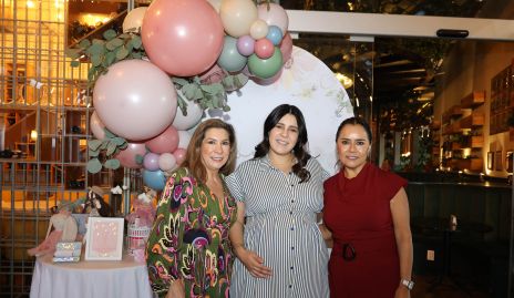  Marijó con su suegra Lorena González de de la Parra y su mamá Laura Acosta.