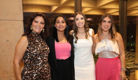  Anyul Kury con sus nueras Paola Rodríguez, Sofía Hernández y Mayra Díaz de León.