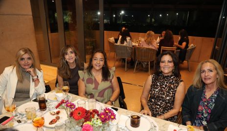  Gloria Kury, Laura Kury, Ana Campos, Anyul Kury y Jessica Jasso.